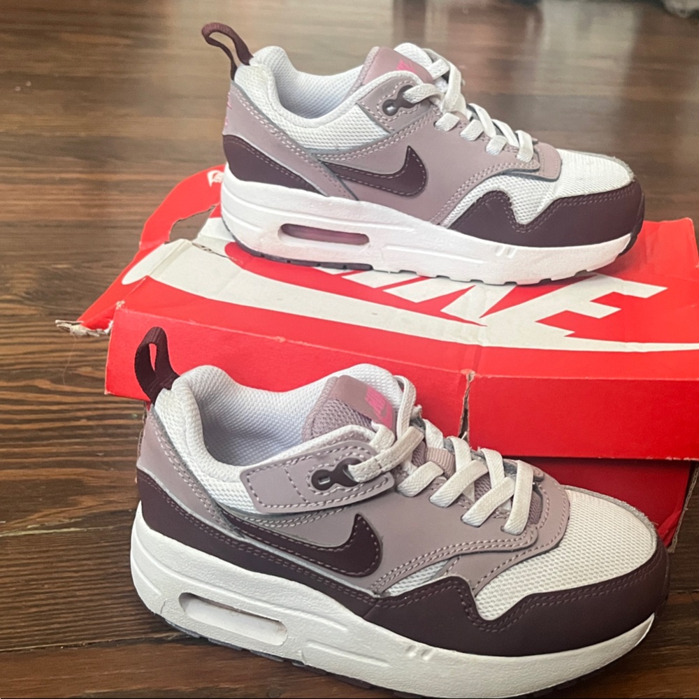 Air Max 1 EASYON. Toddler girl 10.5c. White and burgundy crush